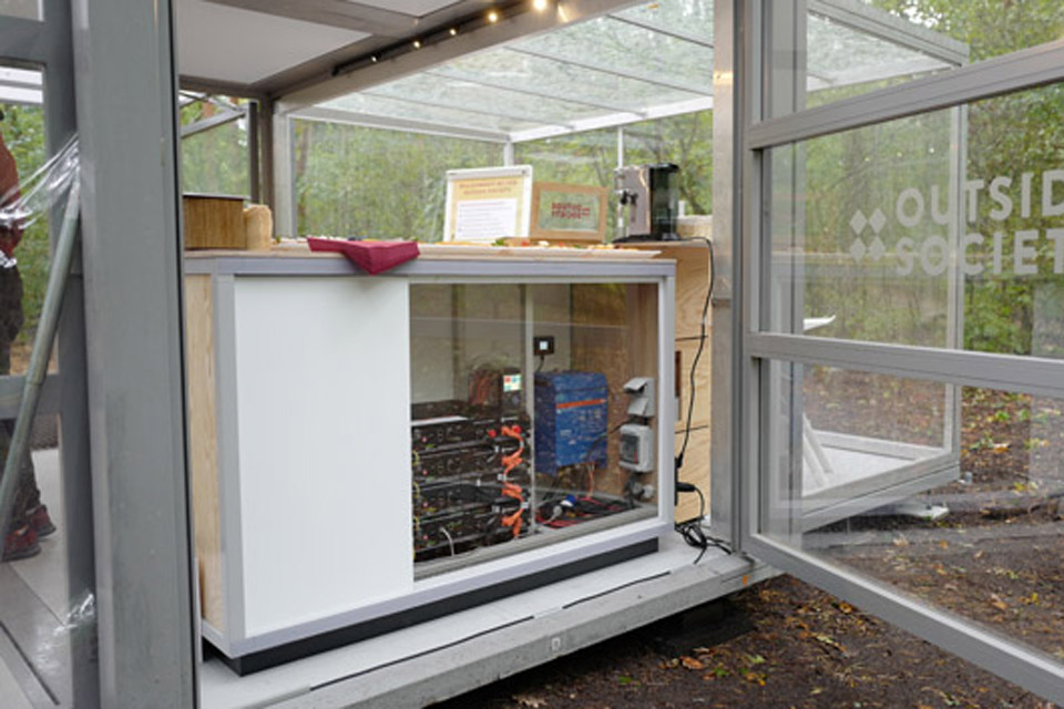 solar-panel_batteries_modulbox_outdoor-mobile-booth_coworking-space-in-nature_outside-society