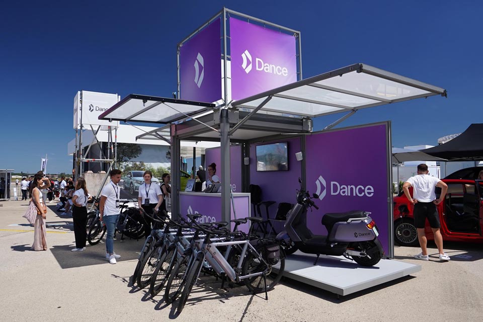 modulbox outdoor messestand von dem e-bike hersteller dance