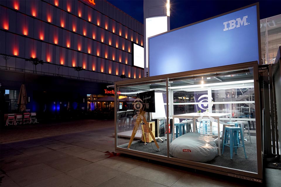 Nacht Ansicht vom verglasten IBM modulbox MAX mobilen Roadshow Faltcontainer mit Box-in-Box Modul