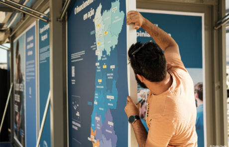 visitor interacting with the informations displayed in the modulbox-max mobile container used by the eu parliament during its roadshow exhibition in portugal