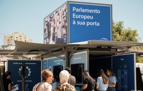 visitors in front if the modulbox-max mobile booth from eu parliament during its roadshow in portugal