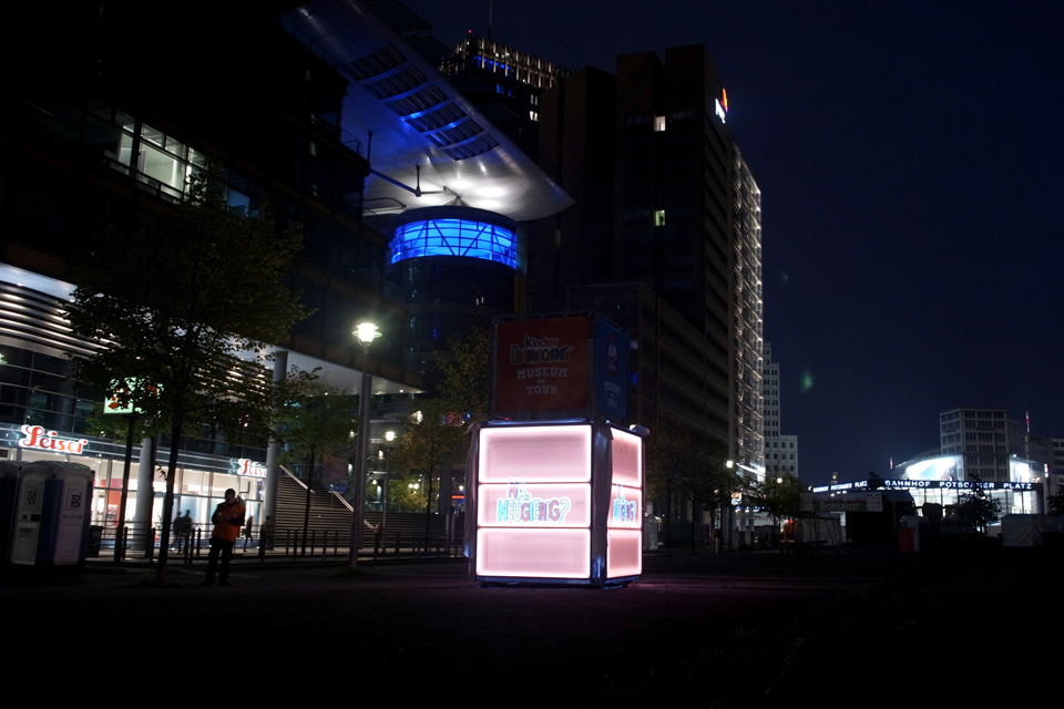 Nacht Bild von zugeklappten Klappdaecher vom modulbox mobilen Roadshow Pavillon mit LED Licht Streifen ausgestattet